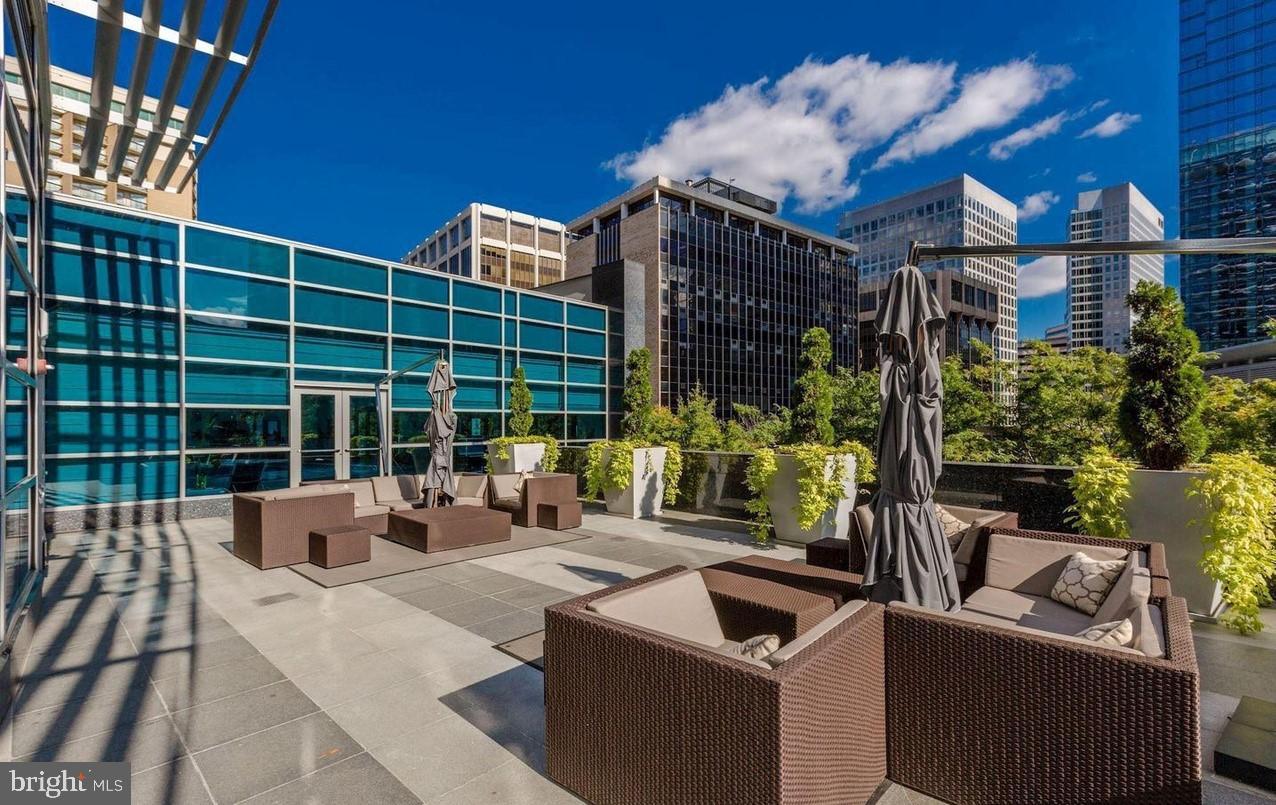 TURNBERRY TOWER - Residential