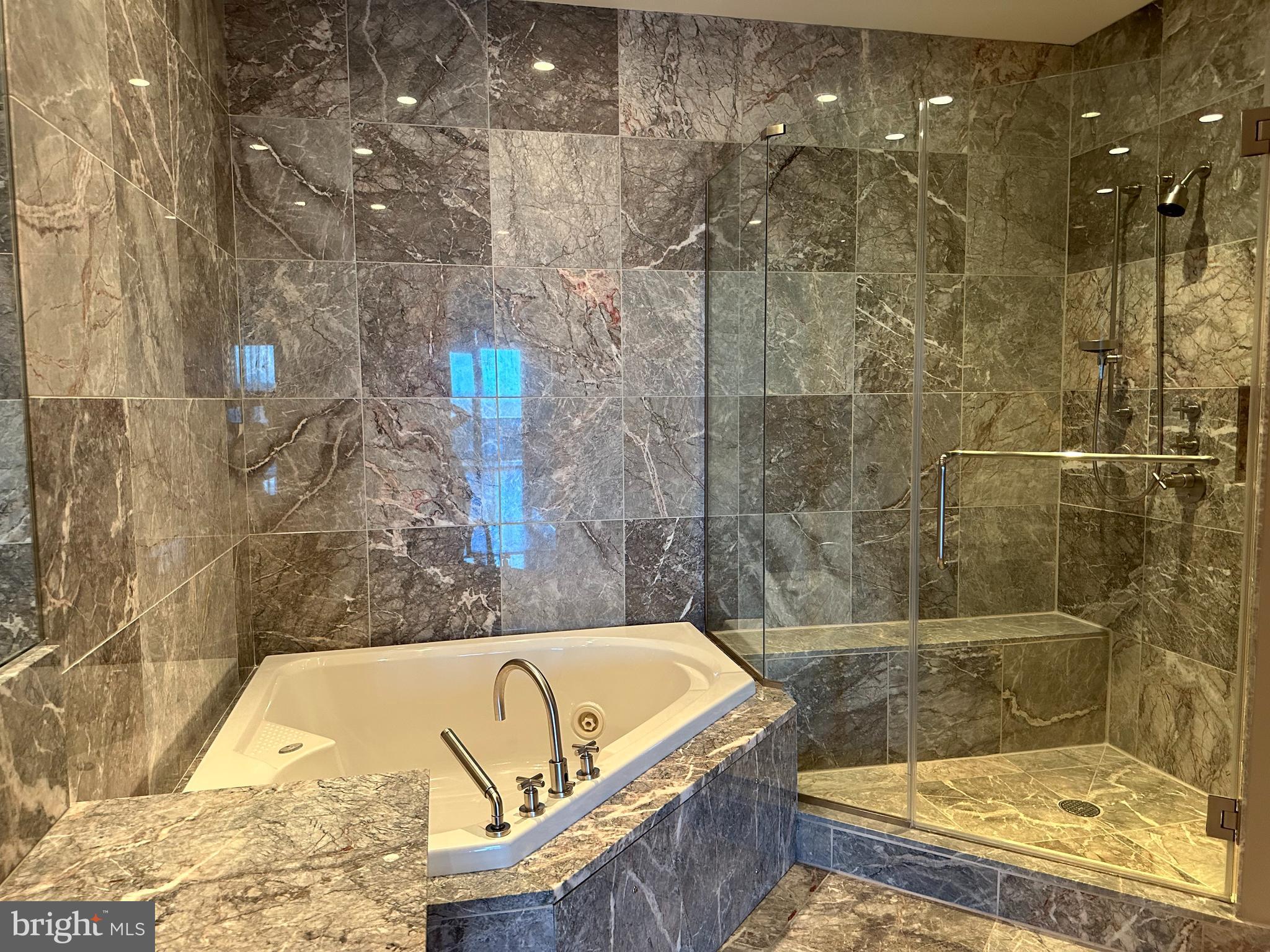 TURNBERRY TOWER - Residential