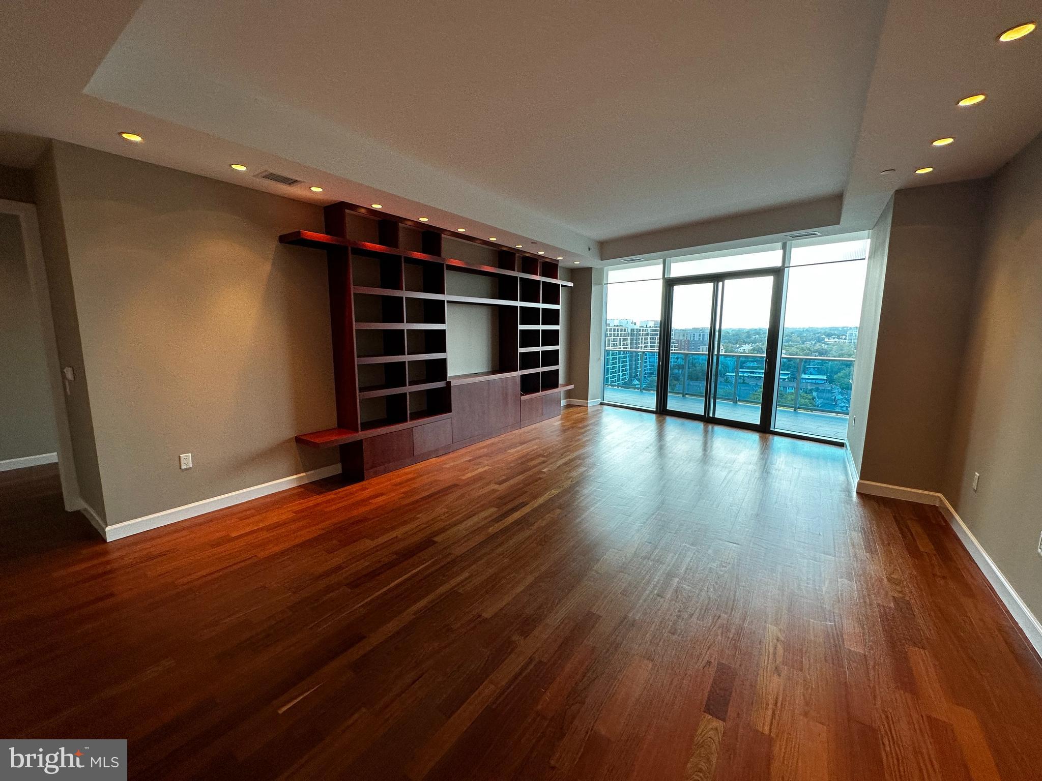 TURNBERRY TOWER - Residential