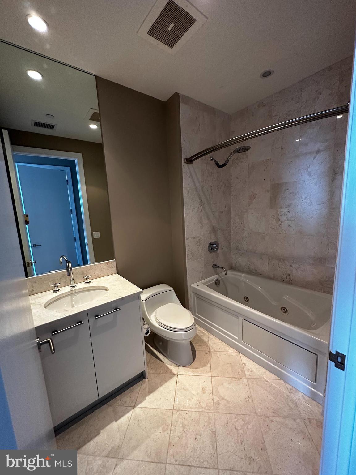 TURNBERRY TOWER - Residential