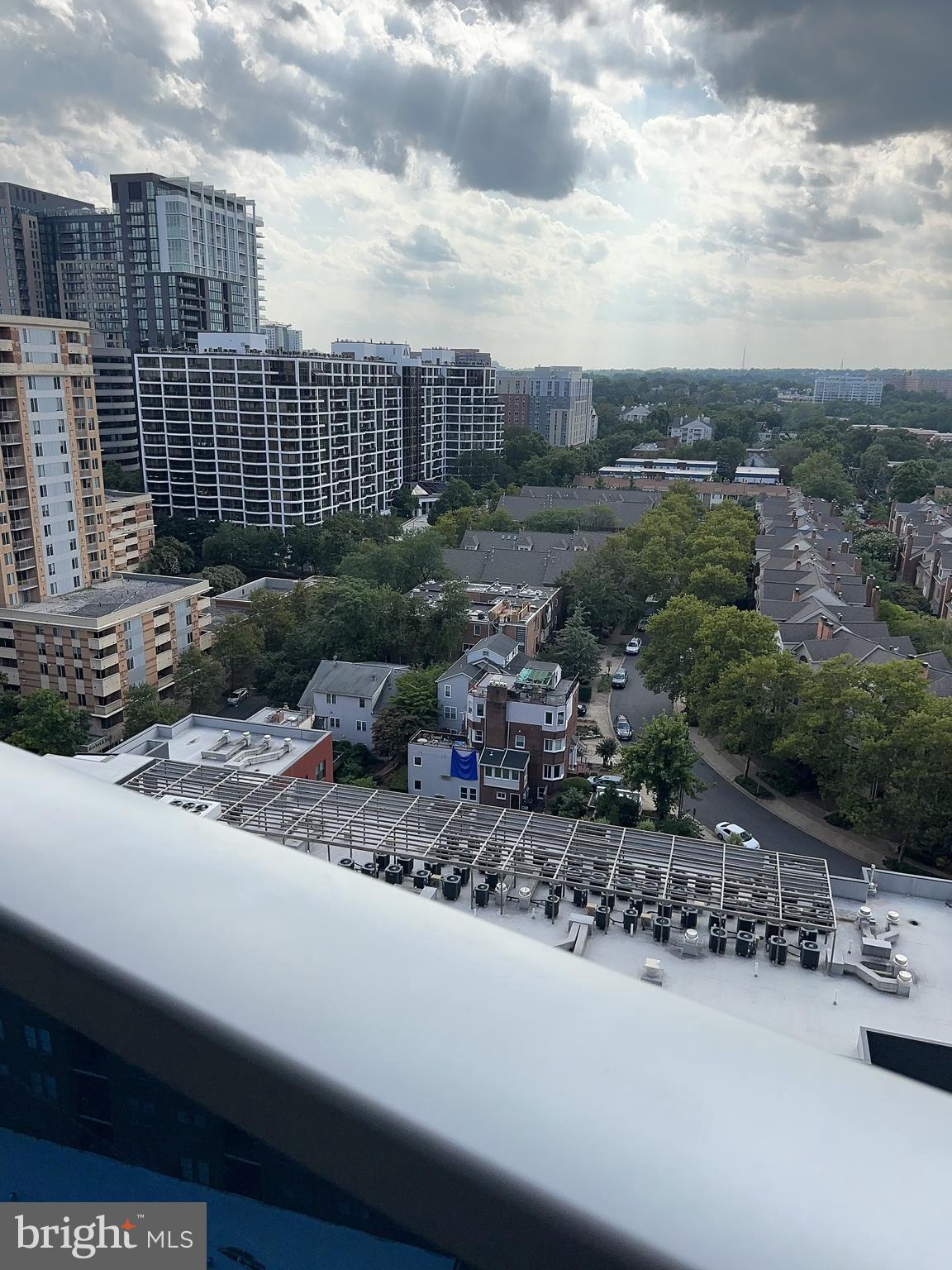 TURNBERRY TOWER - Residential