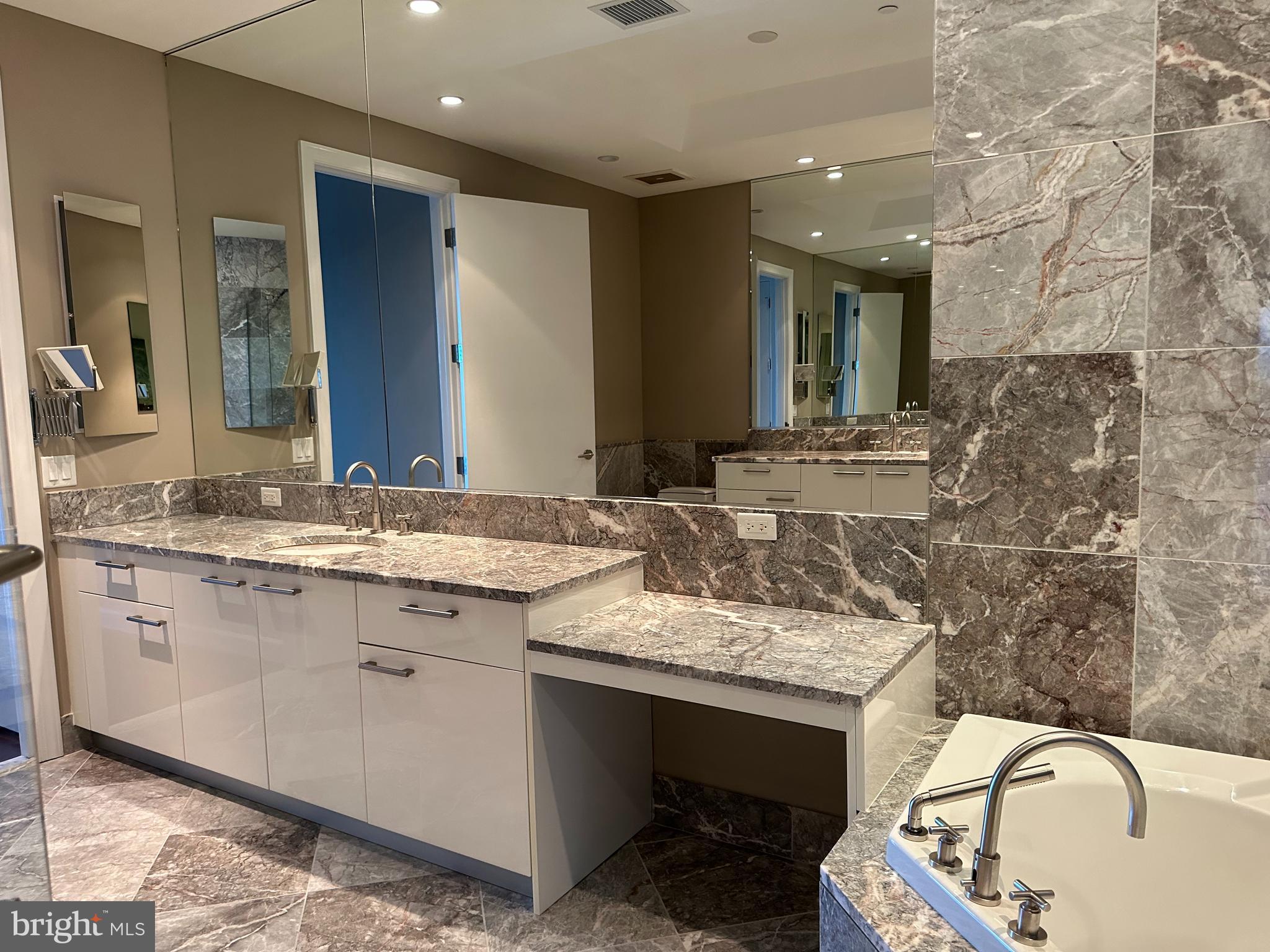 TURNBERRY TOWER - Residential