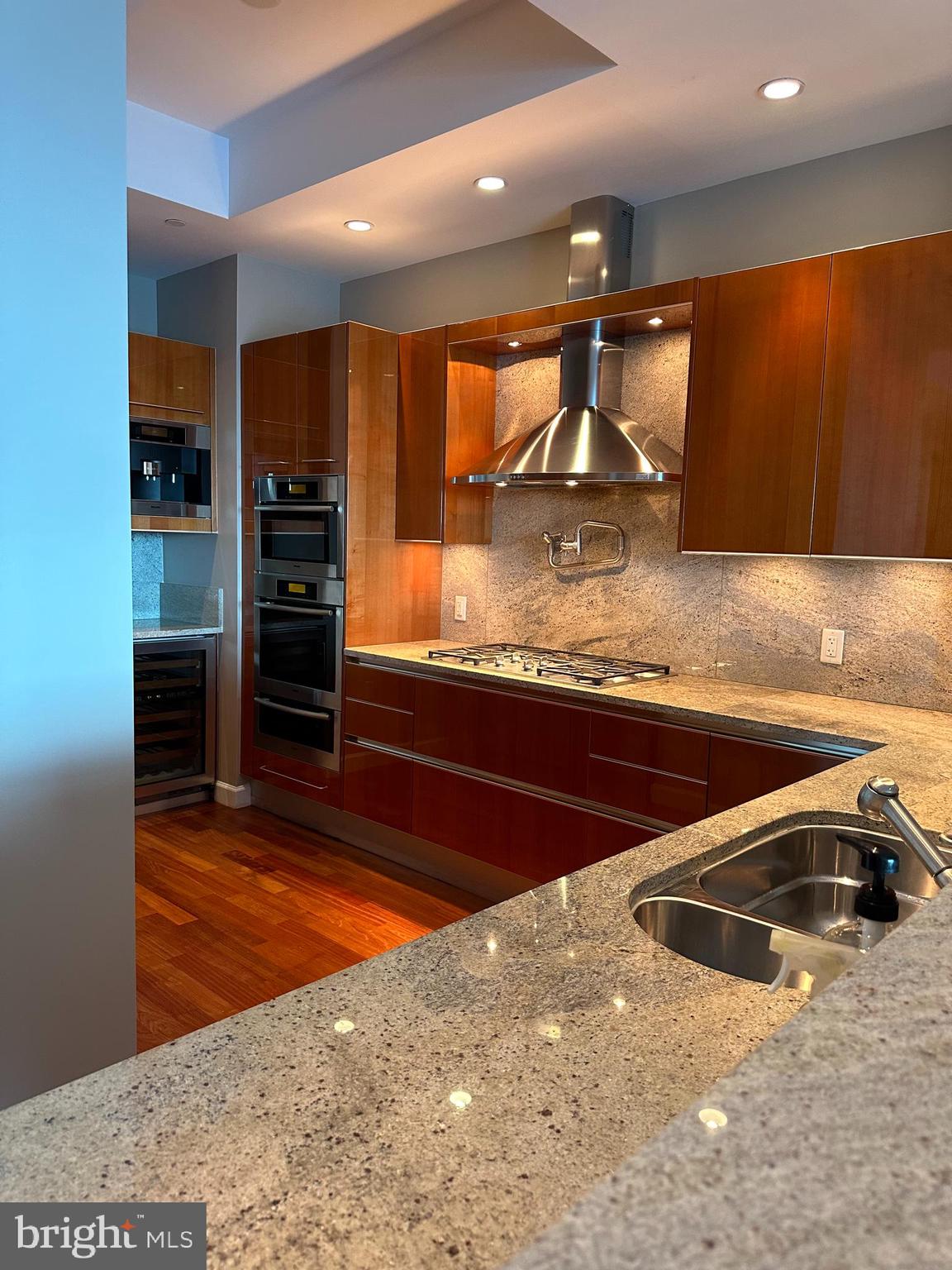 TURNBERRY TOWER - Residential