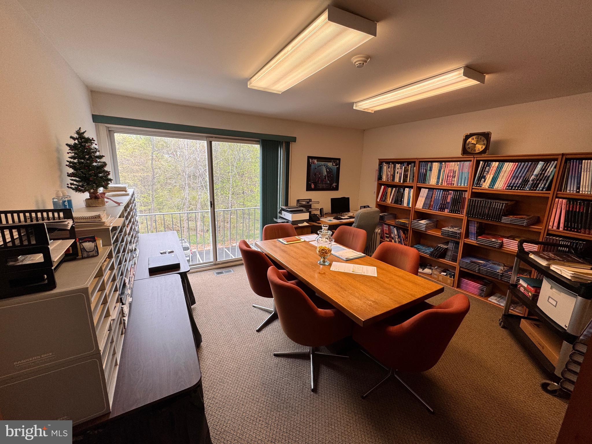 FEASTERVILLE - Commercial Sale