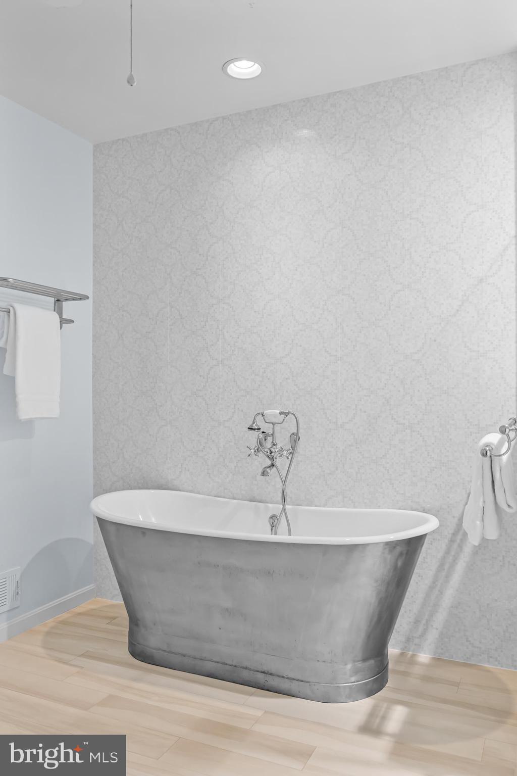 LOWES ISLAND/CASCADES - Residential