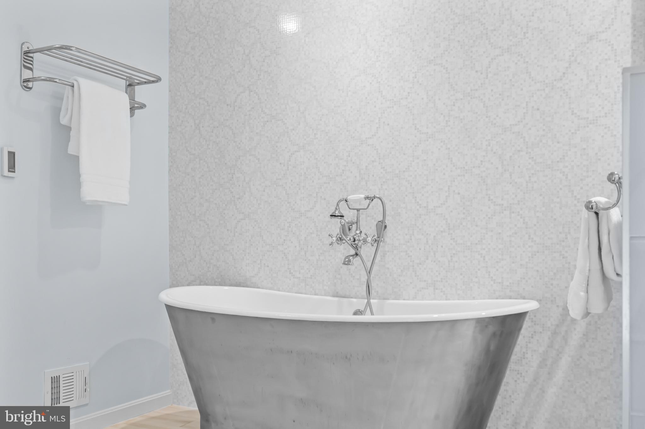 LOWES ISLAND/CASCADES - Residential