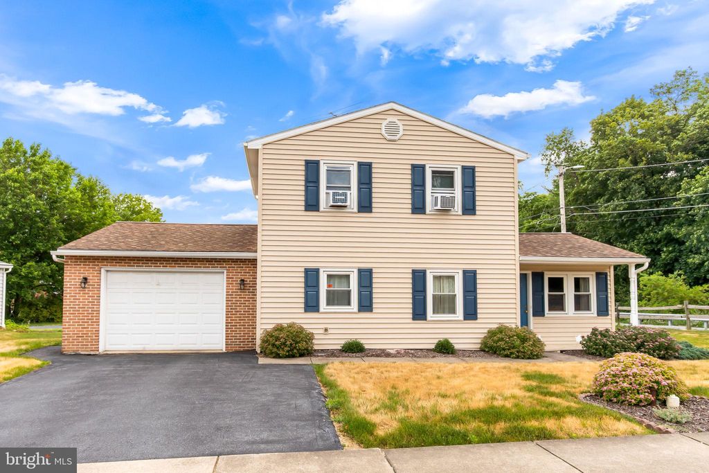 Photo of 19 E SUNSET AVE, EPHRATA, PA 17522 (MLS # PALA2036576)