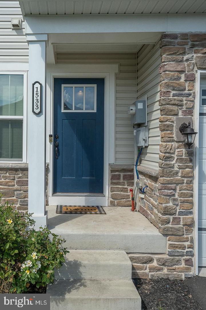 MONTGOMERY SQUARE - Residential Lease