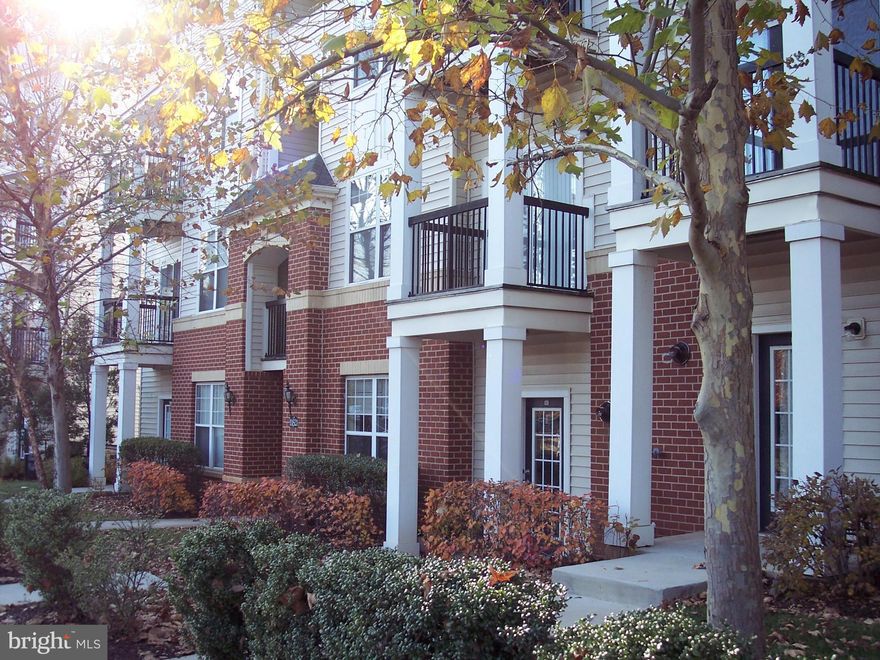 Rare Find! Spacious, Open Floor Plan, 2 Master Suite with Loft in Gated Community.  Unit has Hardwood Floors, 2 Full Baths, Fireplace and Balcony.  Amenities include 2 Reserved Parking Spaces, 24 Hour Fitness and Business Center, Tot Lot, Billiard, Recreation Room, Pool, Theatre Room, Grilling Stations and Trails.  The unit is move in Ready!