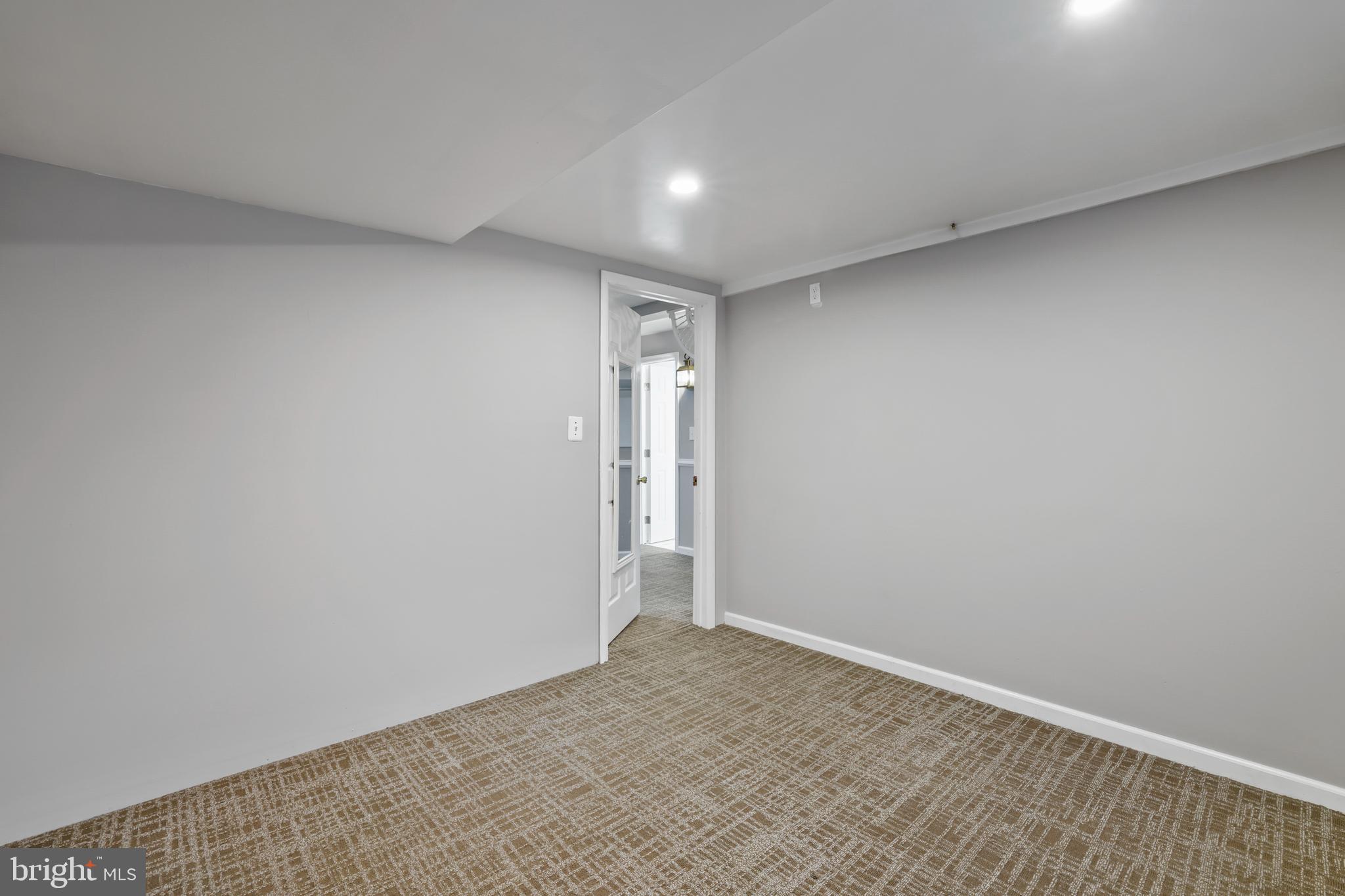 BURNT MILLS KNOLLS - Residential Lease