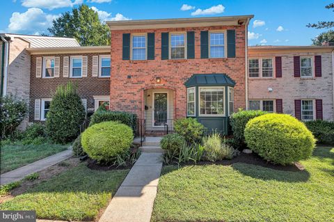Photo of 7825 Heatherton Lane, POTOMAC, MD 20854 (MLS # MDMC2196216)