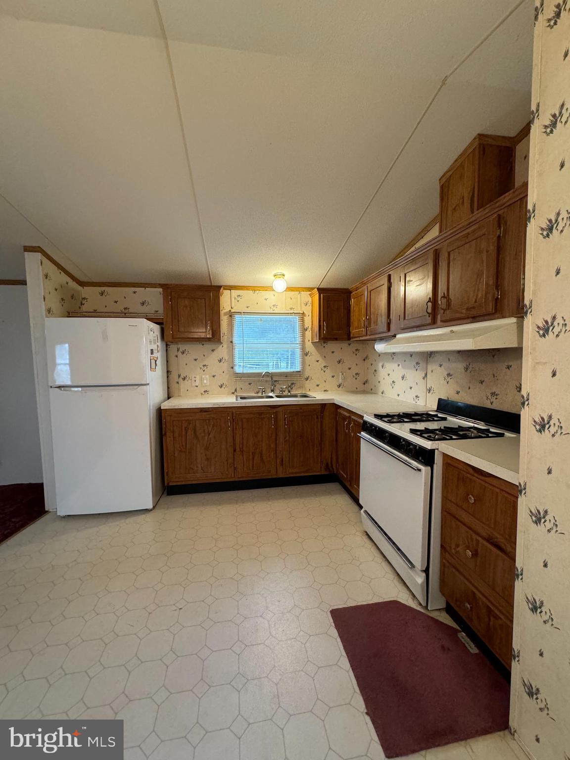 COUNTRY ESTATES - Residential