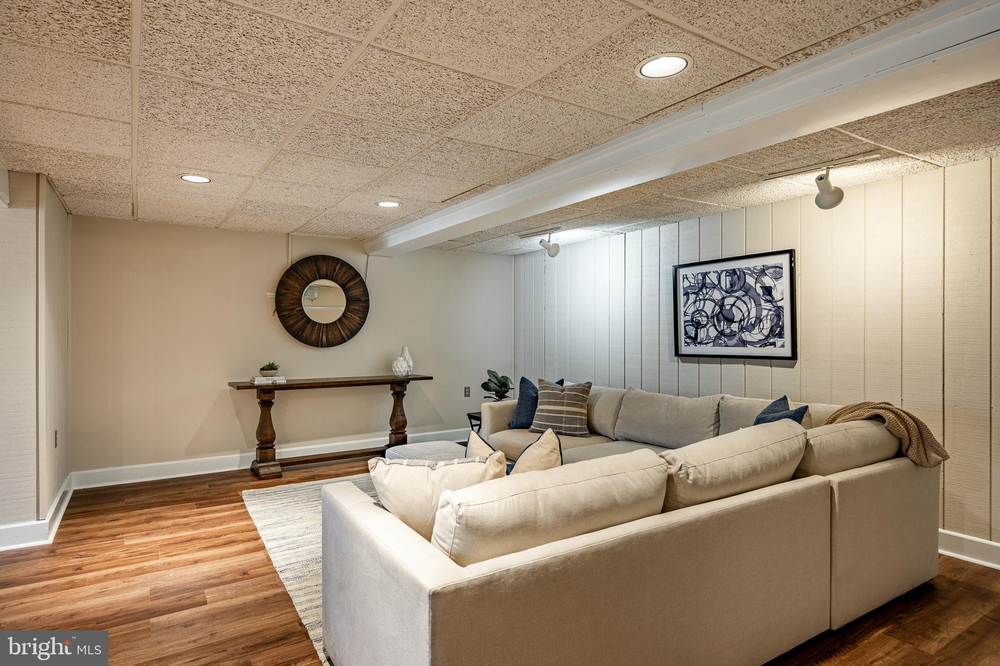 SHADOW OAK - Residential