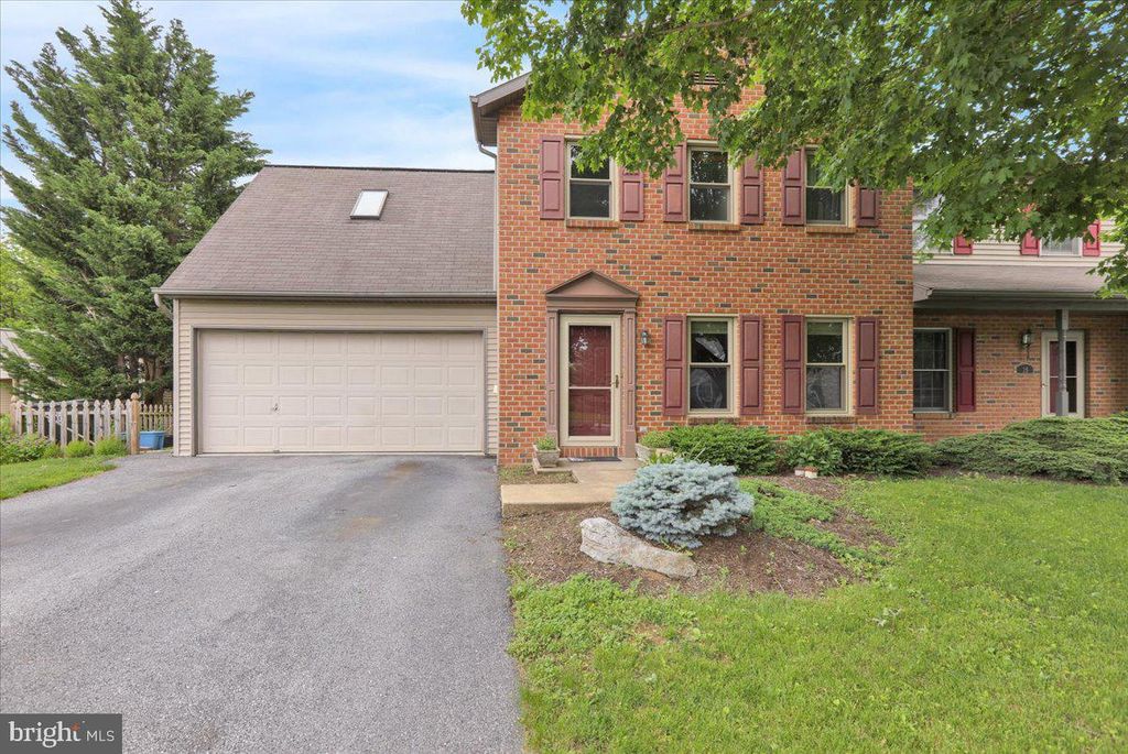 Photo of 33 Pebble Creek Drive, LITITZ, PA 17543 (MLS # PALA2069430)