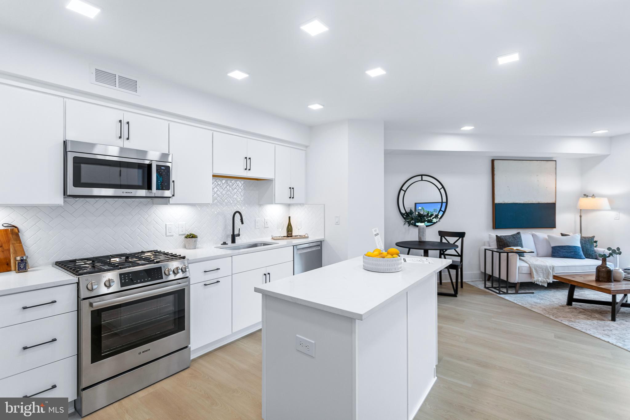 701 N HENRY STREET 211