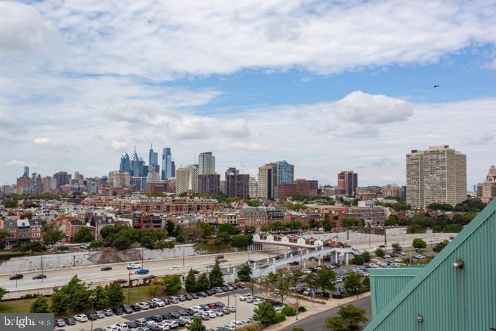 QUEEN VILLAGE - Residential