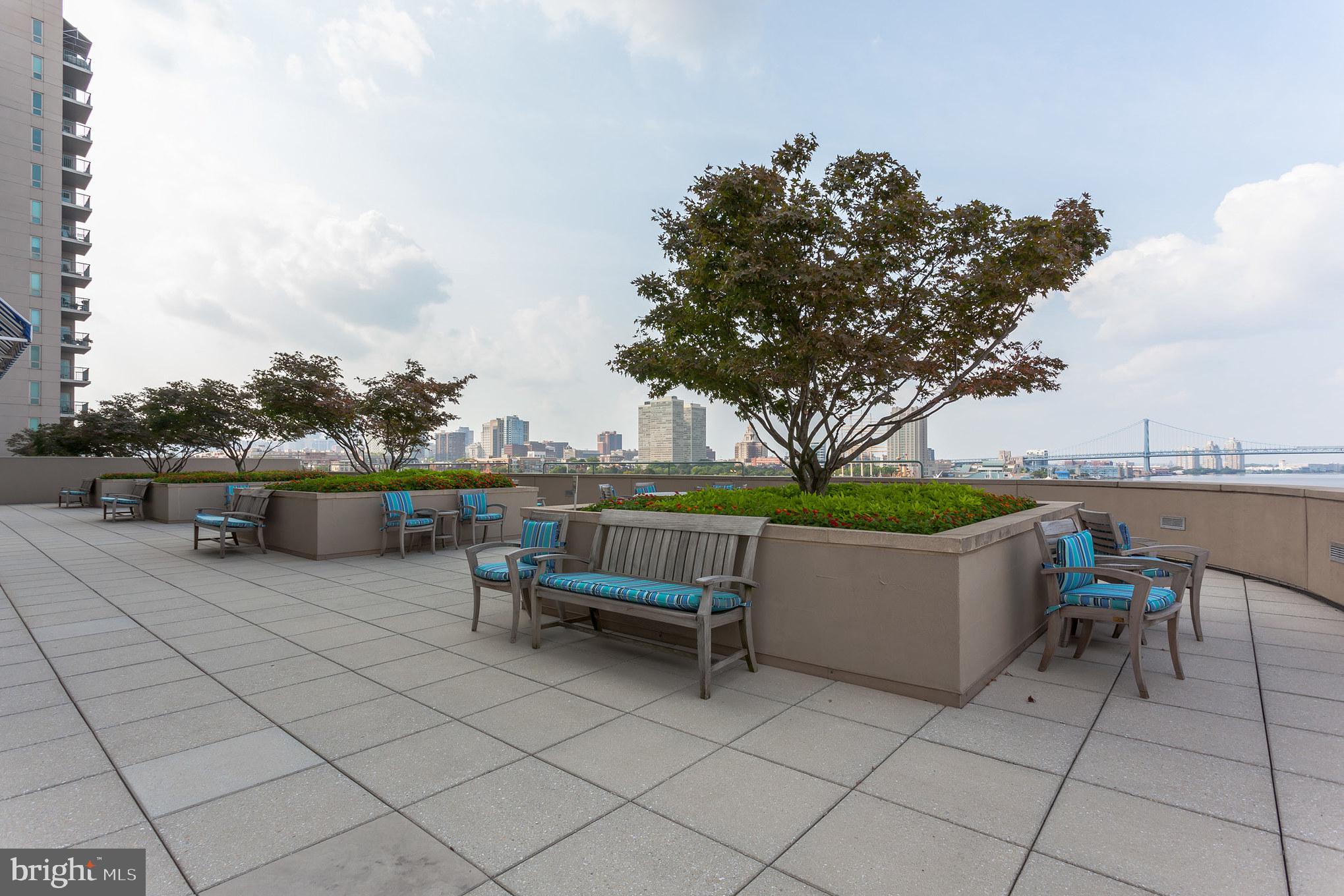 QUEEN VILLAGE - Residential