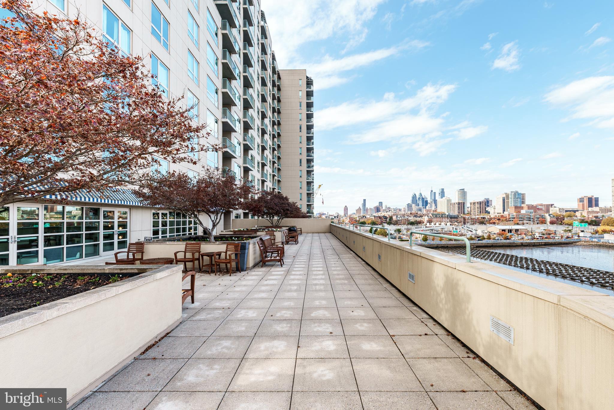 QUEEN VILLAGE - Residential