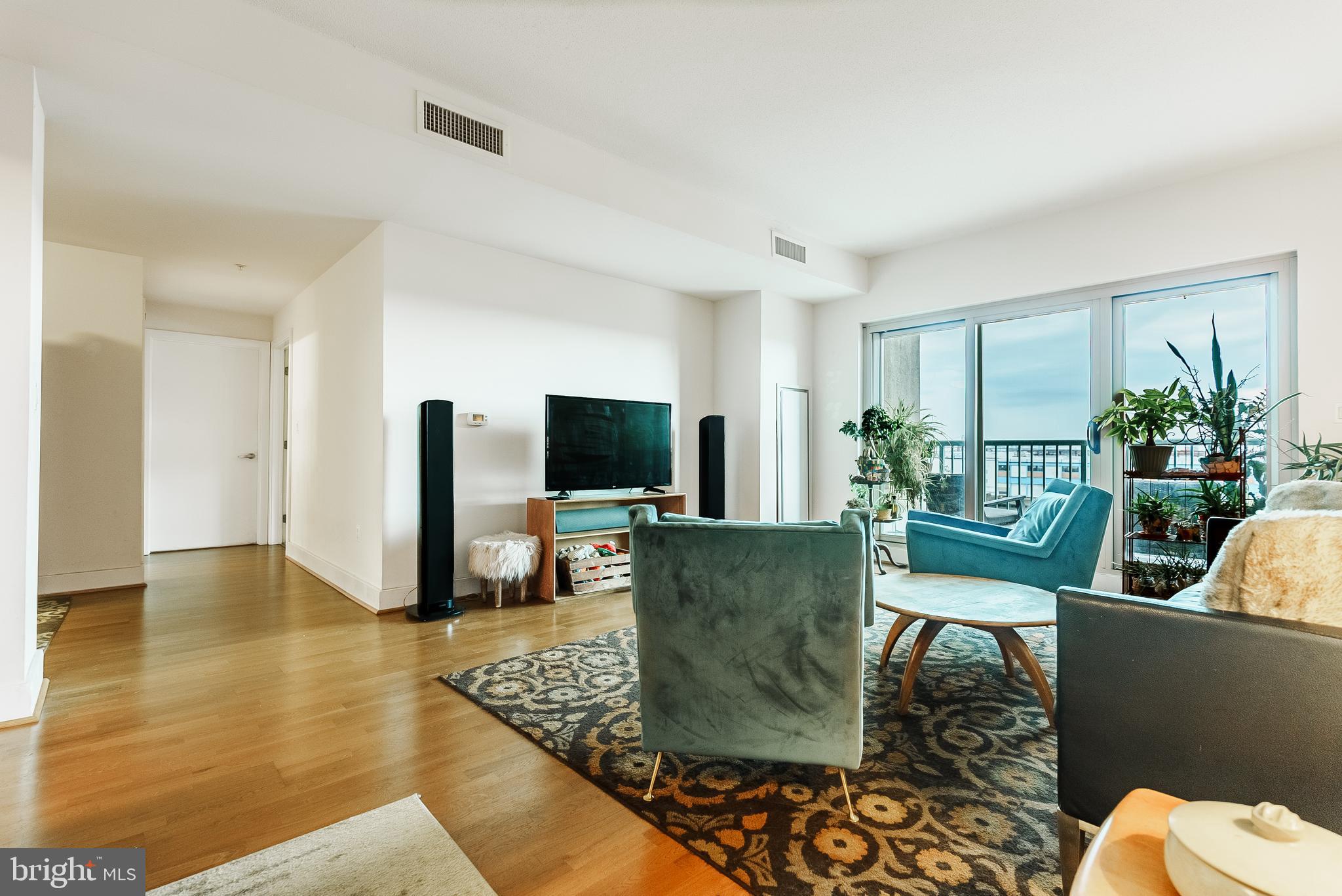 QUEEN VILLAGE - Residential