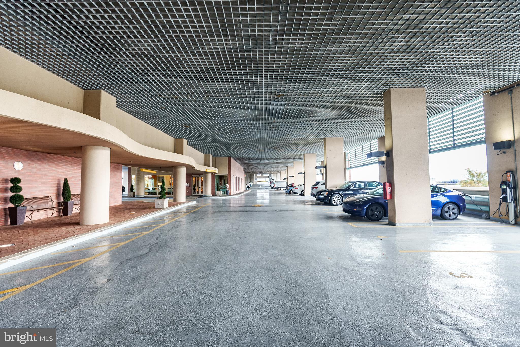 QUEEN VILLAGE - Residential