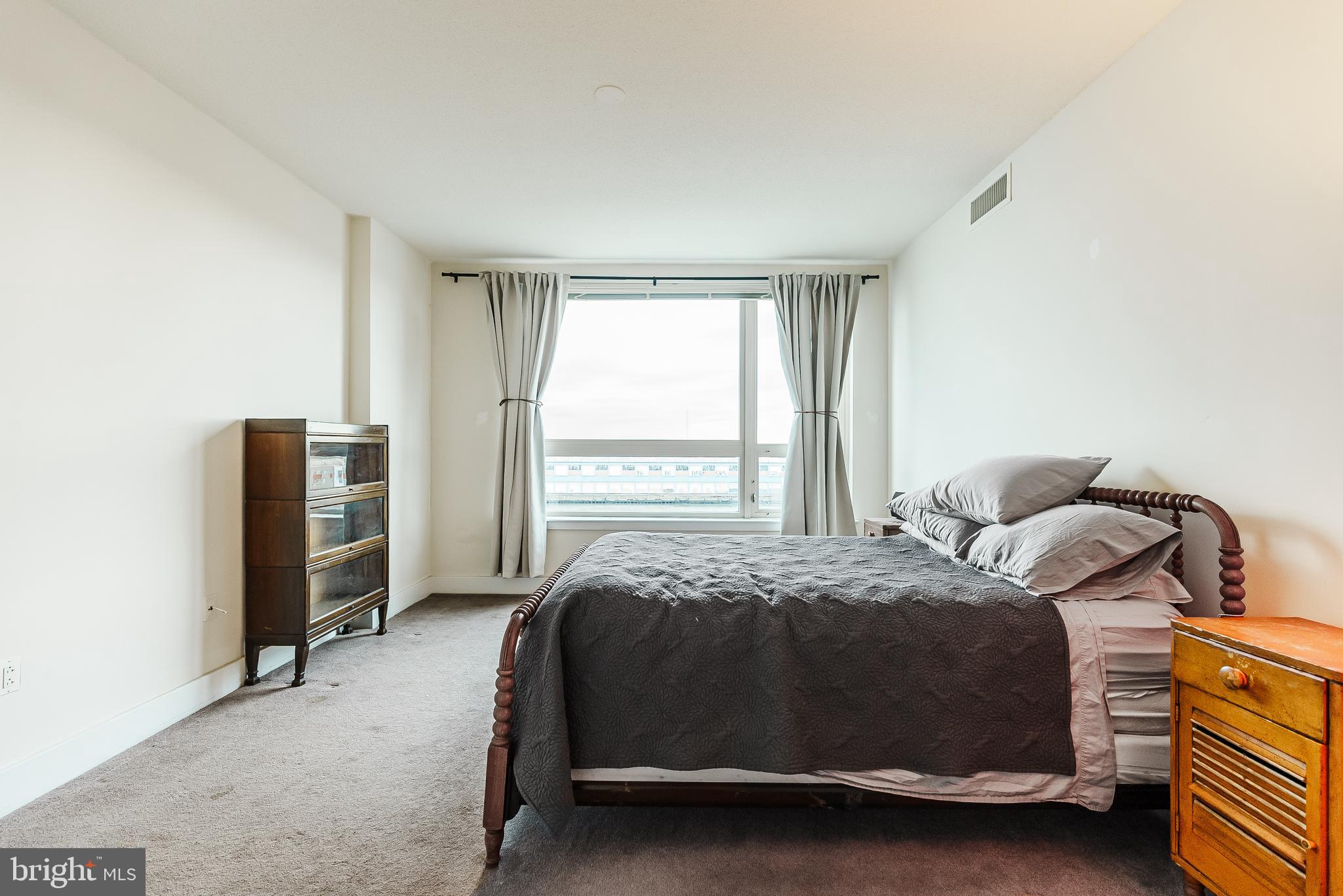 QUEEN VILLAGE - Residential