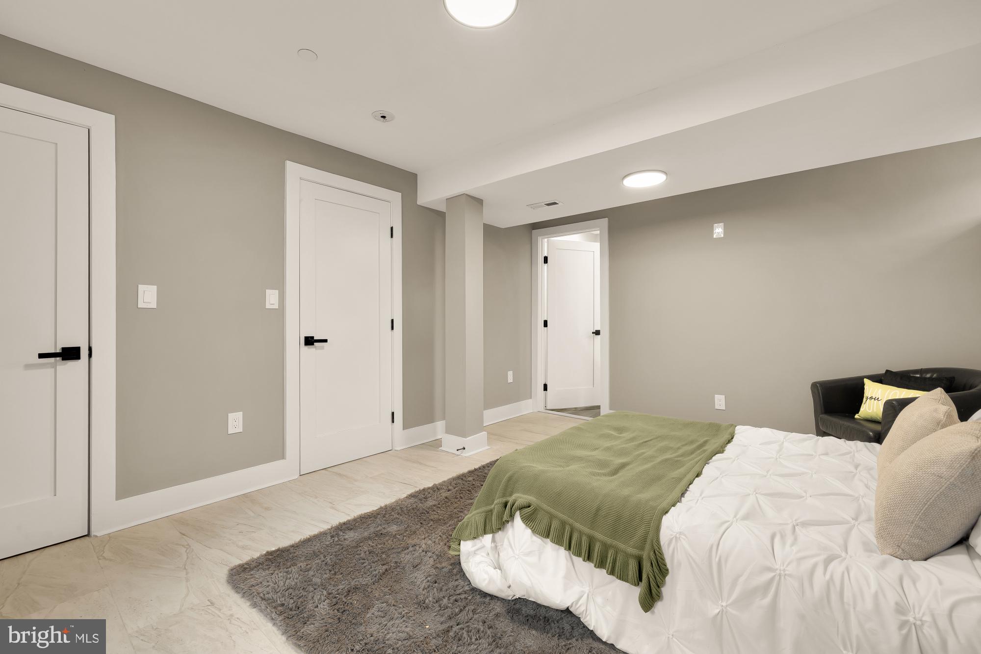 KENSINGTON HEIGHTS - Residential