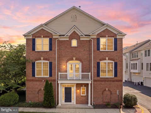 Photo of 2409 Huntington Park Drive, ALEXANDRIA, VA 22303 (MLS # VAFX2304182)