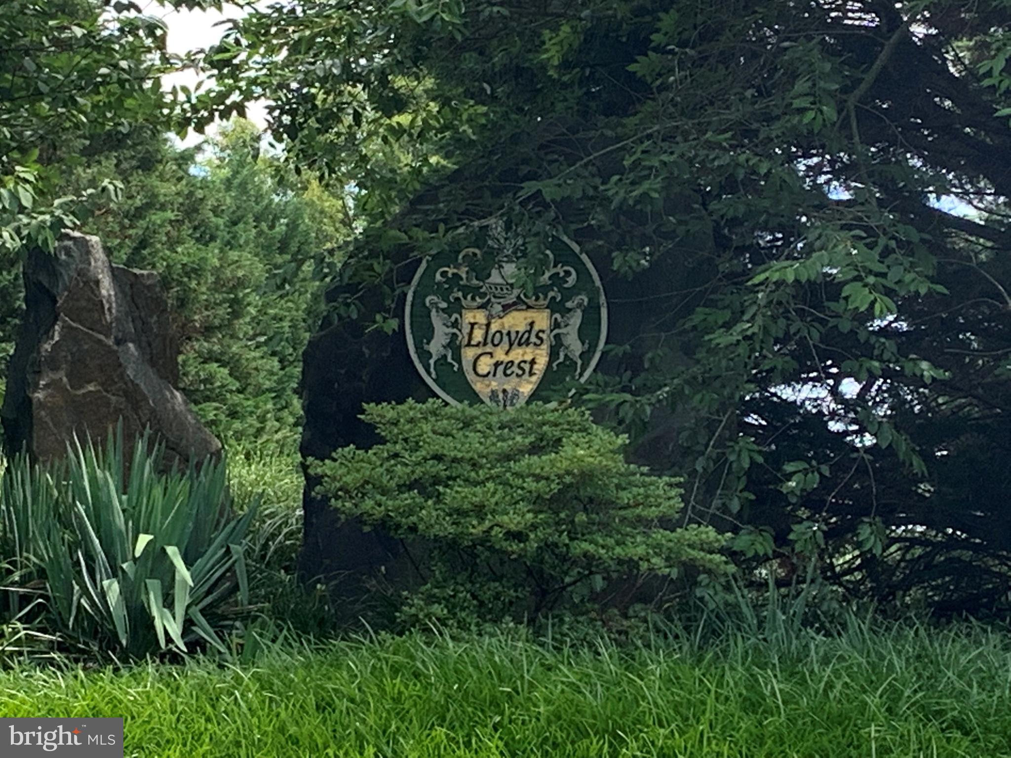 LLOYD'S CREST - Land