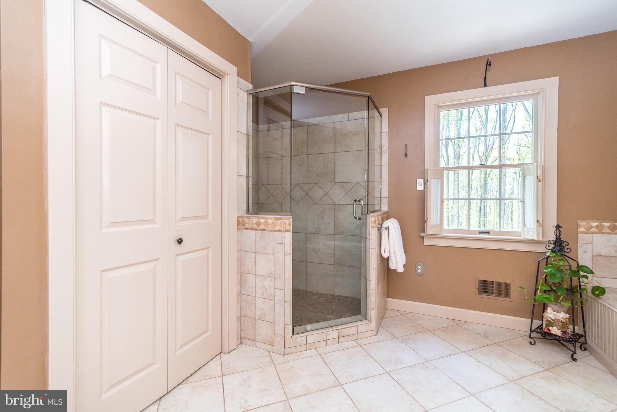 WHISPERING WOODS - Residential