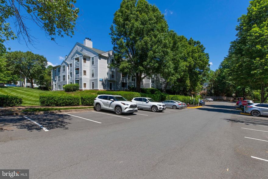 SPACIOUS CONDO IN GREAT LOCATION. OPEN FLOOR PLAN W/HARDWOOD FLOORS THROUGHOUT MAIN LIVING AREAS. FIRE PLACE IN SPACIOUS LIVING ROOM THAT
LEADS TO SUN ROOM AND PRIVATE BALCONY! GREAT KITCHEN W/BREAKFAST BAR. WALK IN CLOSETS.  CROWN MOLDINGS. POOL&RECREATION CENTER.  
WHOLE NEW HVAC SYSTEM TOTALLY REPLACED IN APR 2024 with 4 years warranty. 
GOOD CONDITIONS BUT TO BE SOLD AS IS.
<Please remove the shoes!!>