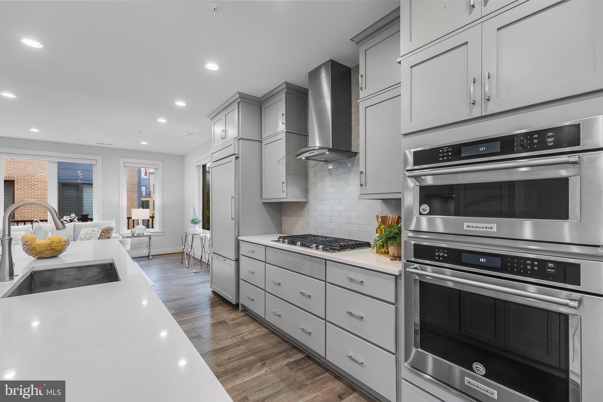 MONTGOMERY ROW - Residential