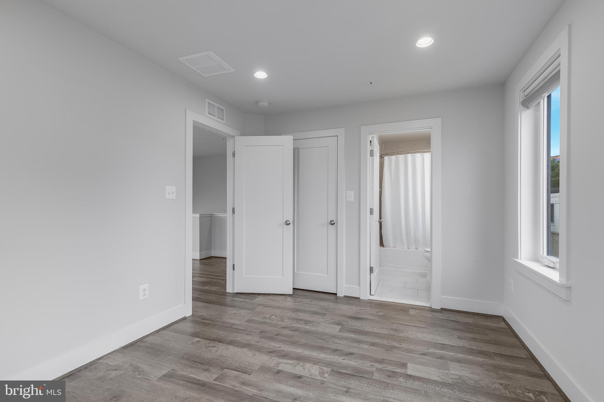 MONTGOMERY ROW - Residential