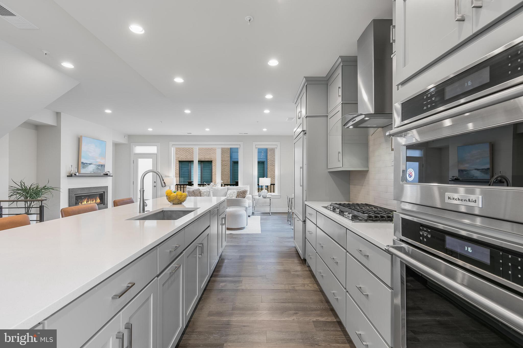 MONTGOMERY ROW - Residential