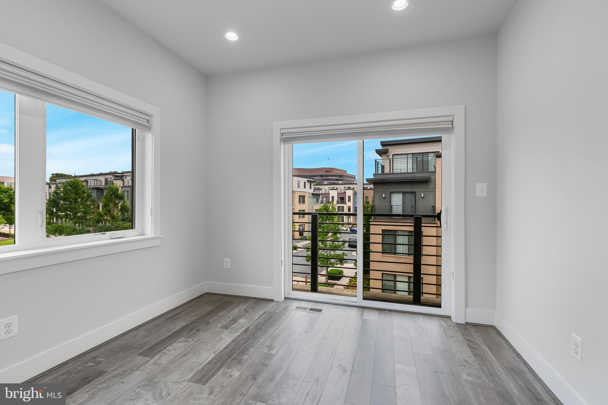 MONTGOMERY ROW - Residential