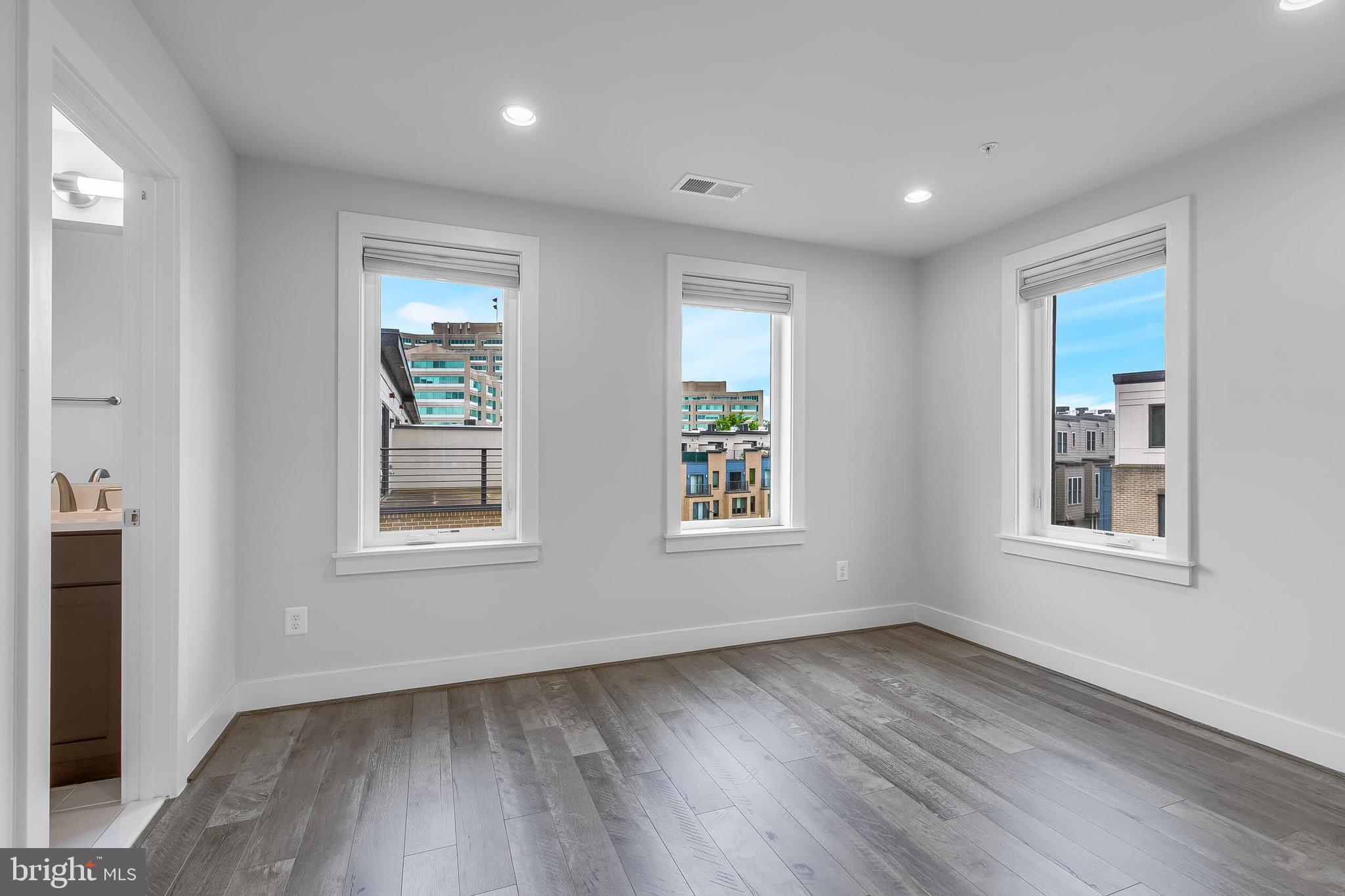 MONTGOMERY ROW - Residential