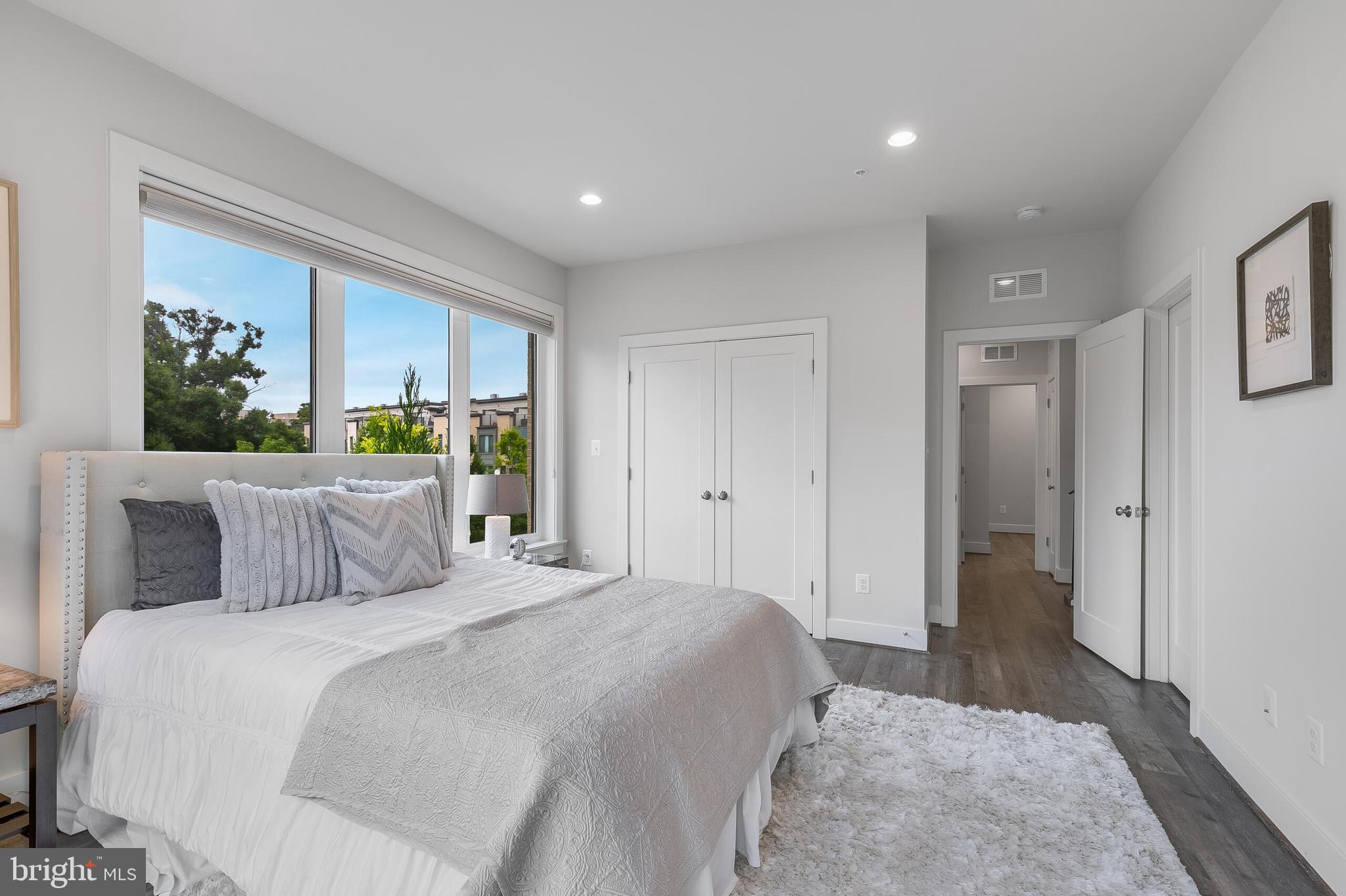 MONTGOMERY ROW - Residential