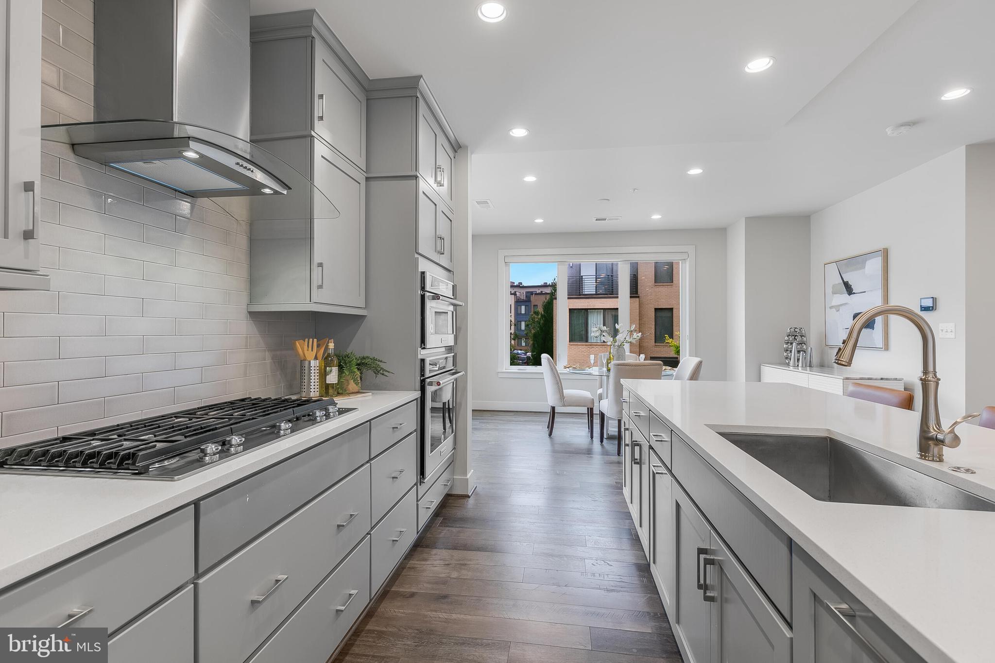 MONTGOMERY ROW - Residential