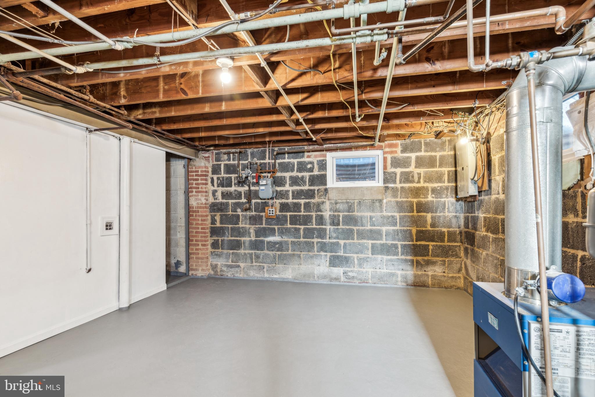 MONTGOMERY KNOLLS - Residential