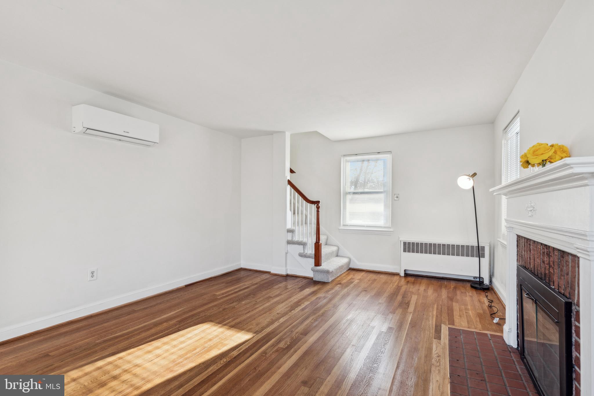 MONTGOMERY KNOLLS - Residential