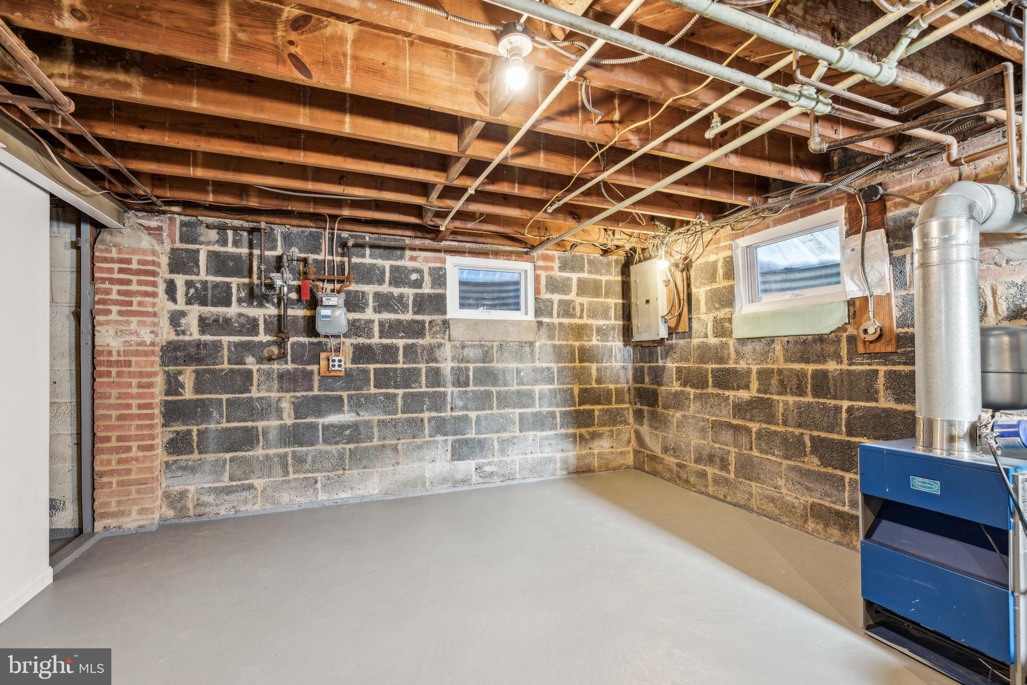 MONTGOMERY KNOLLS - Residential