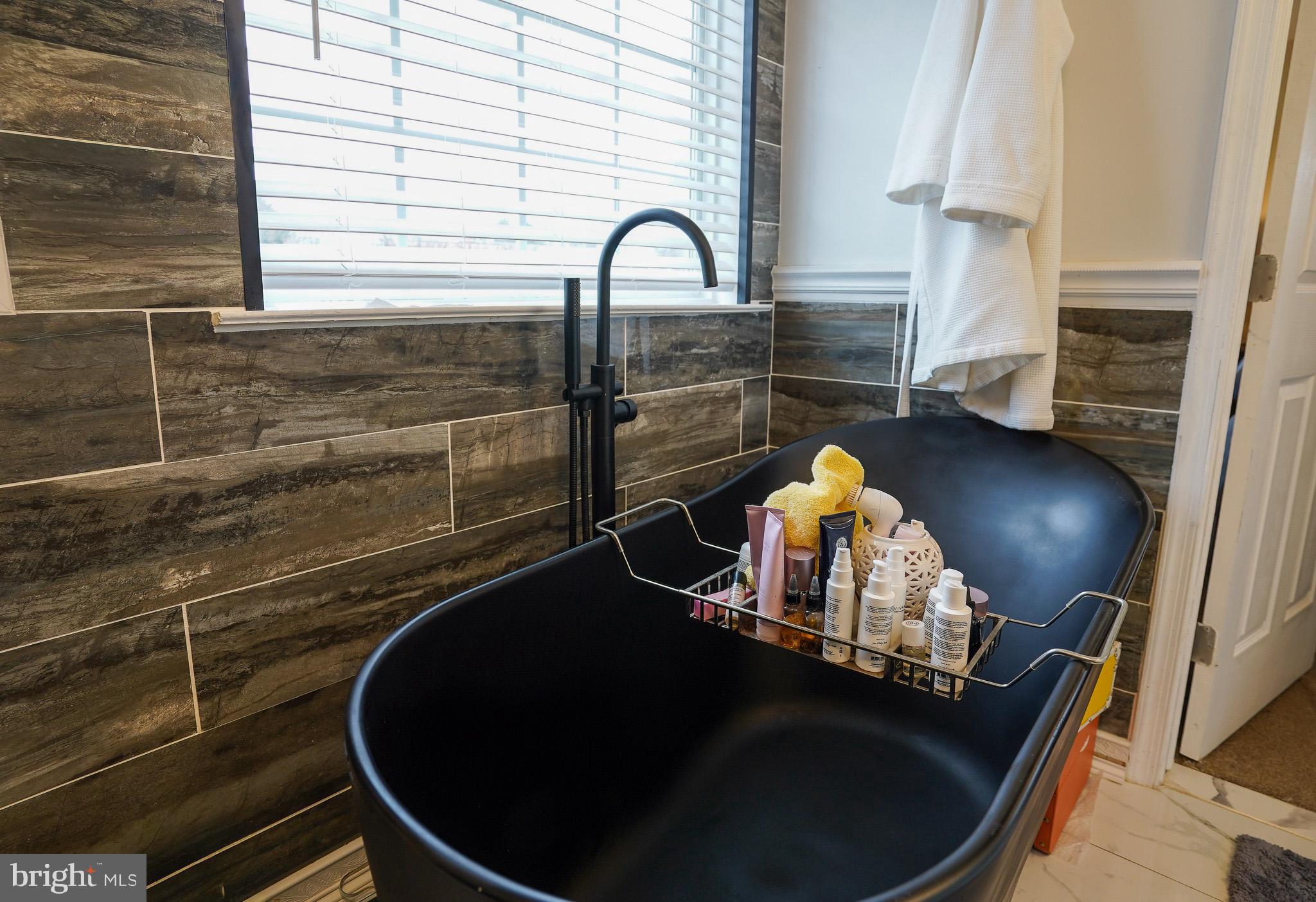 KELOX WEST - Residential Lease