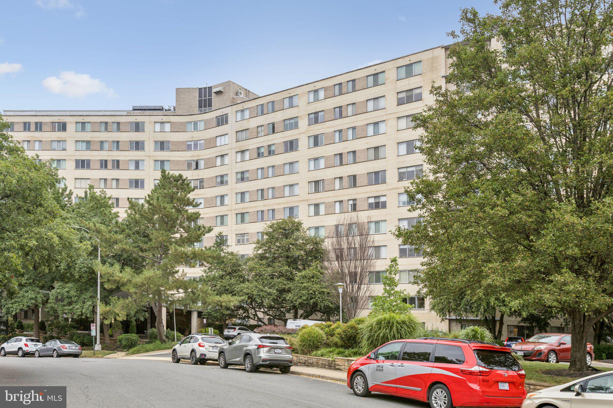Great opportunity for this spacious studio unit in Prospect House.  Home is move in ready and can be sold fully furnished.  Condo fee includes all utilities, pool and 24 hour front desk. Amazing location just 5 blocks to Rosslyn metro, a short drive to Georgetown, Downtown DC, Airport, shops, restaurants and more.