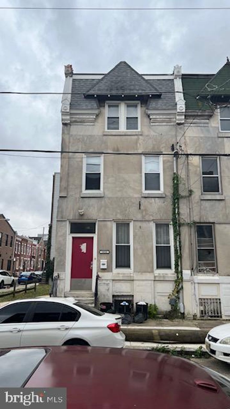 Beautiful corner triplex 3 units in great condition was previous renovated 6 years ago. All units have central air, Hardwood floors thru out, modern style kitchen with granite countertops, washer/ dryer. Projected income are more than $3500 monthly. In prime off campus location.