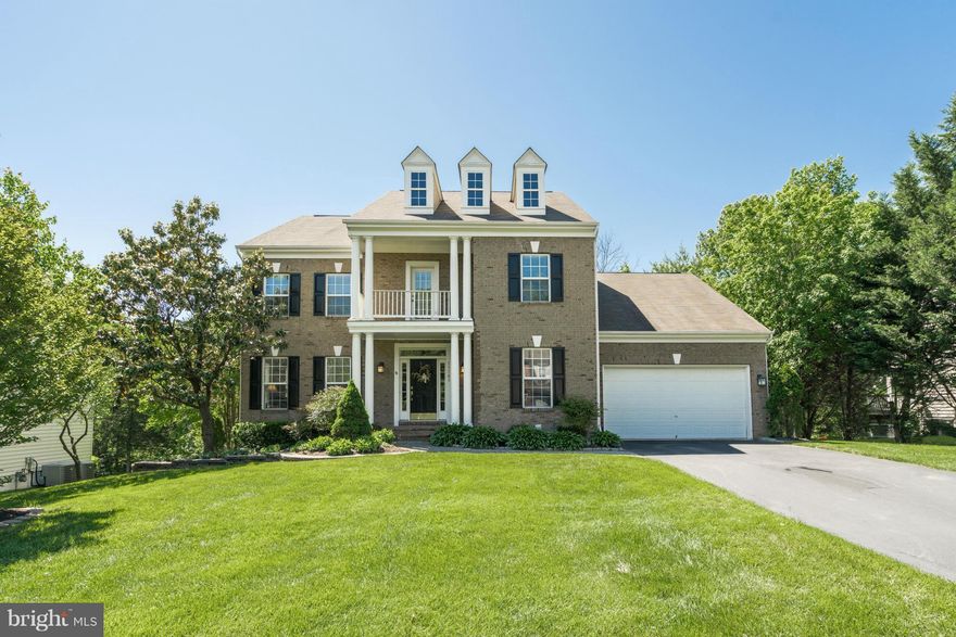 5 BEDROOMS ALL ON THE 3RD LEVEL. 4.5 BATHS (3 FULL ON THE 3RD LEVEL). HWD FRS ON THE TOP 2 LEVELS. HOME LIBRARY, SEPARATE LV & DR. GOURMET EAT-IN KITCHEN W/GRANITE,ISLAND,PANTY & TABLE SPACE. FR W/GAS FPL. 2 MASTER BRM SUITES. OVERSIZED LL WALK OUT W/REC ROOM, A FULL BATH, DEN, MEDIA ROOM. DECK, SCREENED IN PATIO, PRIVATE BACK YARD.