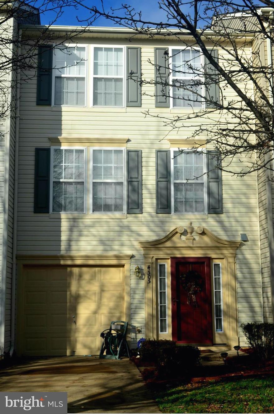 Beautiful 3 bedroom townhome in the popular Lee's Hill area. Located close to I-95, Shopping,Dining,Hospital,Comm. College and much more.. This property has nice deck and fenced in back yard. Will not last!