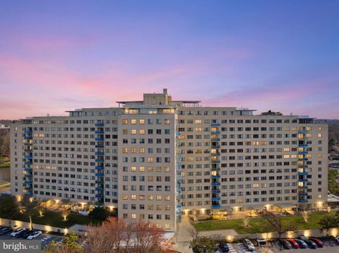 Photo of 10201 Grosvenor Place #1404, NORTH BETHESDA, MD 20852 (MLS # MDMC2224574)