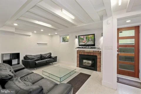 MLS: DCDC2272278