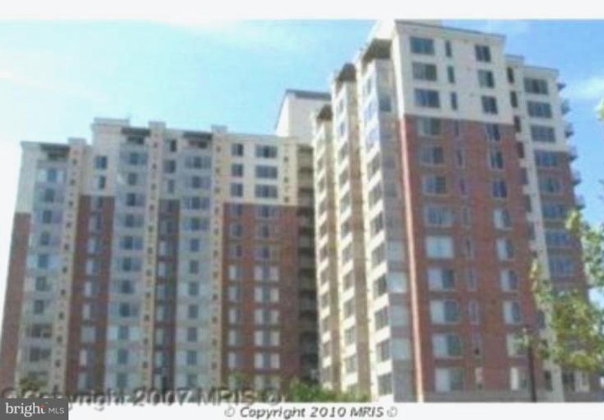 The residents are predominately business professionals that either work in Tyson's Corner (about 5 minutes up Gallows Rd.) or ride the orange line at Gallows Road metro walking distance. 13th floor luxury big condo 1224 SQFT in the heart of Mosaic district walk to restaurants and stores. Gym/ free wifi in the lobby and business center. Secured building with lobby attendant. Available to MOVE in.