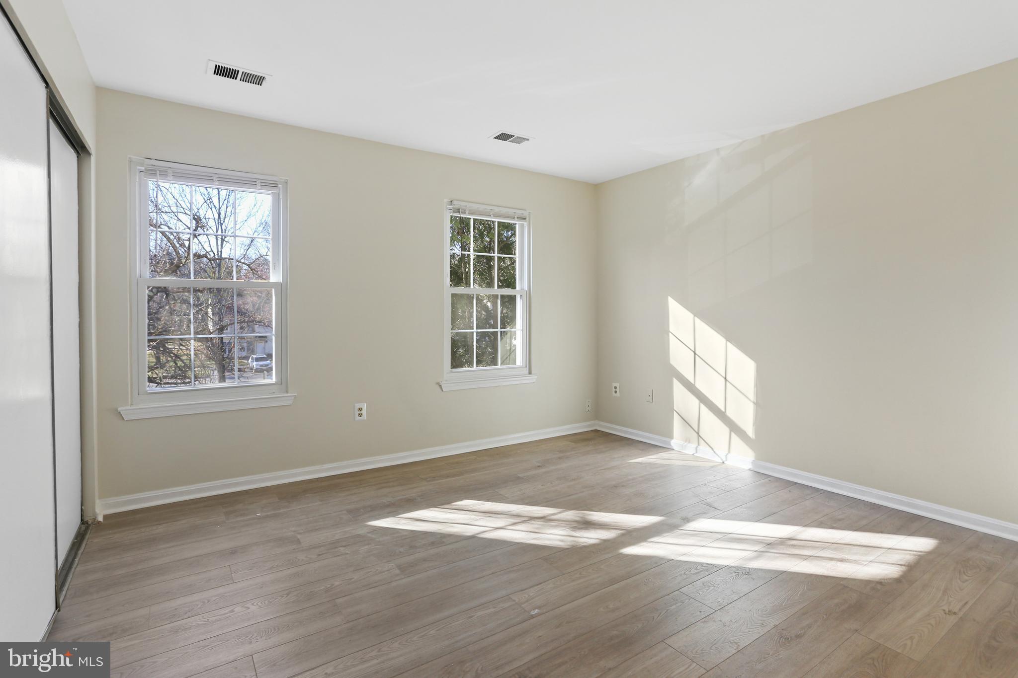 GLENSHIRE TOWNE - Residential Lease