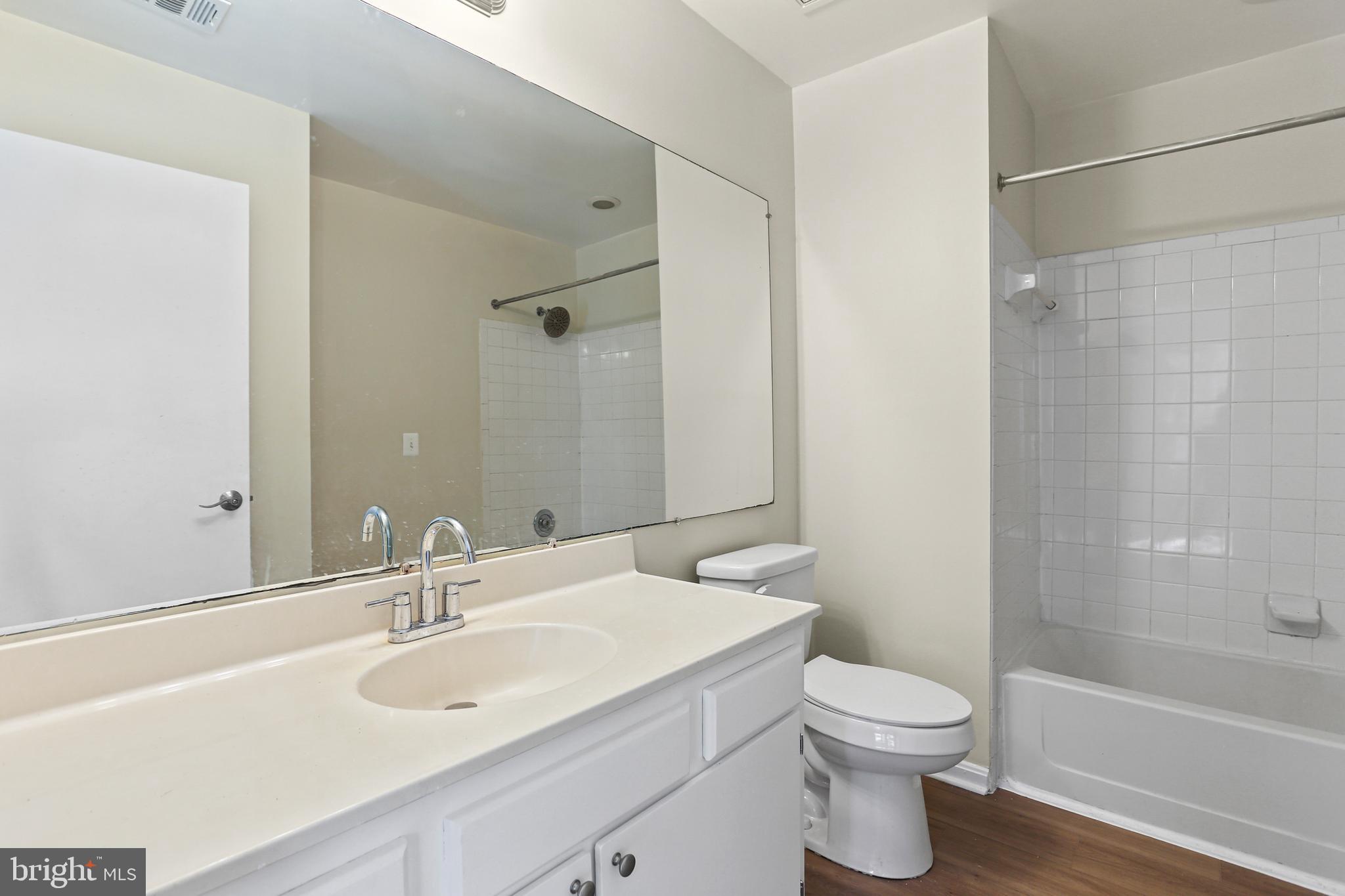 GLENSHIRE TOWNE - Residential Lease